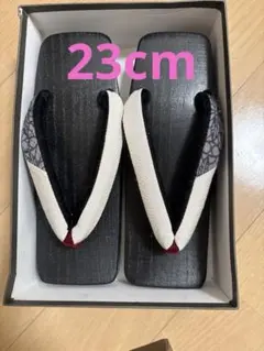 伝統的な下駄 黒と白のコンビネーション