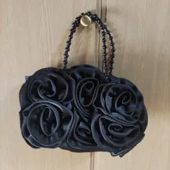 黒い花モチーフのパーティーバッグ