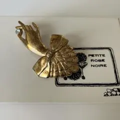 【プティローブノア初期】アンティークブローチ 握る手 リボン ラインストーン付