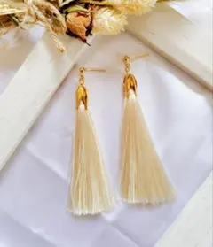 ホワイト タッセルピアス　ハンドメイドピアス