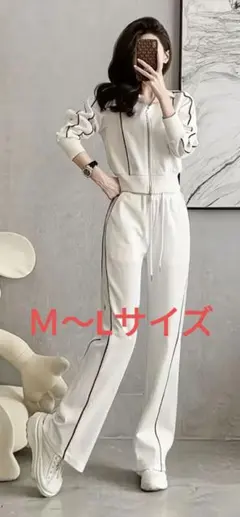 新品　夏用薄手のレディースジャージ上下セット　Ｍ〜Lサイズ　海外製希少デザインのサムネイル
