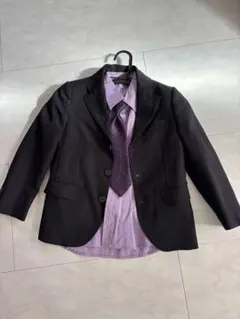 黒のフォーマルスーツ 紫シャツ付き