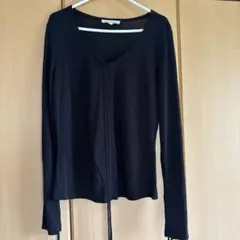 ブラックVネック長袖トップス