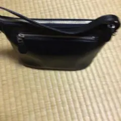 黒いレザーポーチ 外ポケット付き