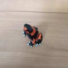 リマニーヤドクカエル フィギュア オレンジと黒