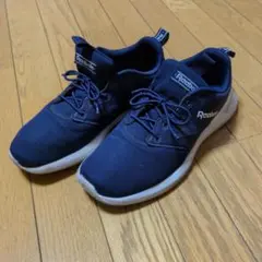 Reebok ネイビー スニーカー