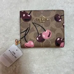 新品未使用 コーチ チェリー柄 二つ折り財布 プレゼント 大人可愛い プレゼント COACH（コーチ） レディース 財布 二つ折り財布 スナップ ウォレット