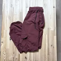 レディース　パンツ　えんじ色