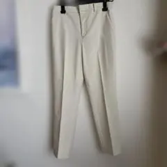 UNIQLOベージュ センタープレス スラックス