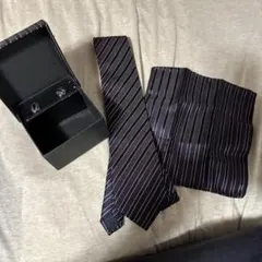 ブラックとピンクのストライプネクタイ・カフス・チーフの3点セット(箱入り)