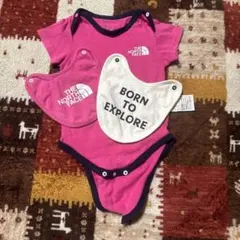 THE NORTH FACE ピンクロンパースとビブセット