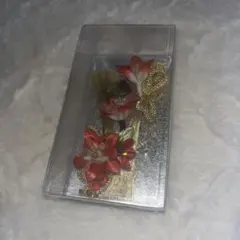 赤と白の花の髪飾り