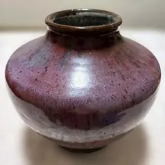 紫色と黒の陶器の花瓶