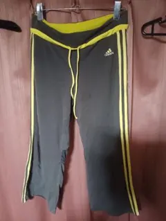 adidasアディダス ストライプ7分丈ショートパンツ グレー・イエロー