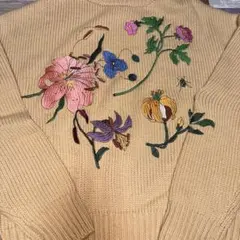 ○ AMERI 花柄刺繍 ベージュ ハイネックニット