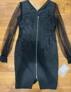 黒の刺繍入りタイトドレス フロントジッパーファスナー dazzy未使用品 LL