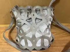 カットアウトデザイン ショルダーバッグ グレー