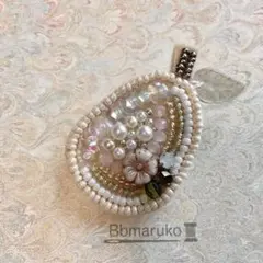 ビーズ刺繍ブローチ　V ラフランス　ハンドメイド