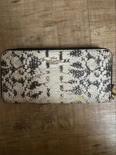 coachヘビ柄ホワイト/ブラック長財布