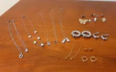 シルバー色のネックレスとピアスセット