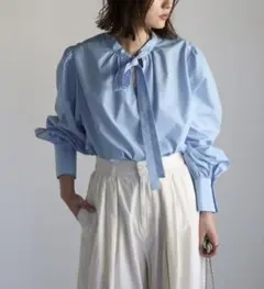 美品　前後2WAYボリュームスリーブスリムボウタイブラウス　ブルーのサムネイル