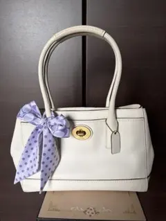 coachバッグ　スカーフ付き　ホワイト系のサムネイル
