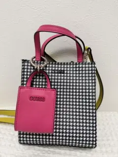 GUESS ショルダーバッグ 千鳥格子 ピンク チャーム付き