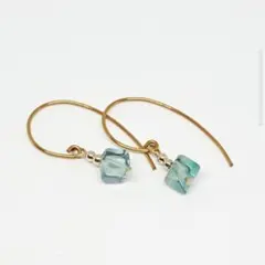 ◆9色から選べる◆ ピアス フローライト(キューブ)