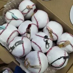 白色　野球ボールキーホルダー　フェルト