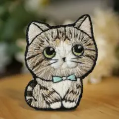 麦わら猫（キジ三毛）の刺繍ブローチ 猫好きさんへのプレゼントにも　手刺繍一点物