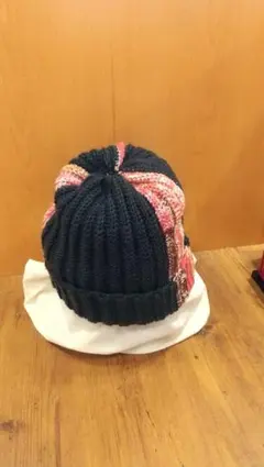 【ハンドメイド】リブ編み 黒とピンク系のストライプ ビーニー ニット帽