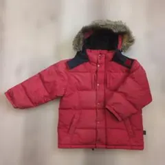 赤いファー付きダウンコート