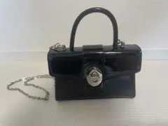 黒のパテントレザー ハンドバッグ