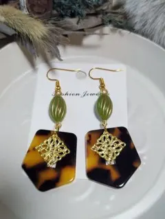 ピアス　(大きめ)　アンティーク調ナツメグリーン&べっ甲調抜パネルチャーム