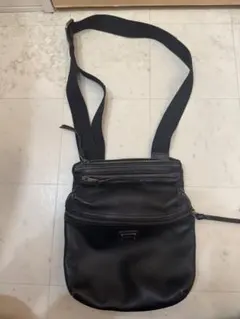 ブラックレザーショルダーバッグ