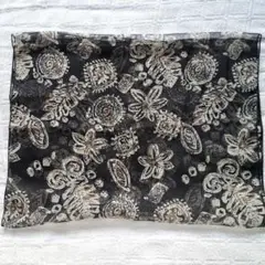 黒とベージュの花柄　薄手ロングスカーフ