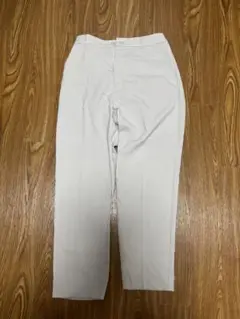 ライトベージュ テーパードスラックス