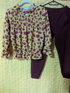 ２点セット　花柄ブラウスとユニクロバーガンディパンツセット