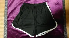黒のショートパンツ サイド白ライン Sサイズ