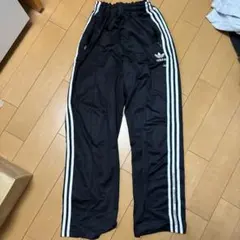 adidas トラックパンツ ジャージ　ロゴ刺繍　スリーストライプス　ブラック