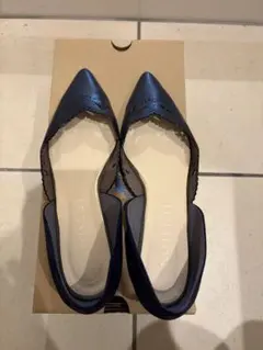 ネイビー カットアウトデザイン フラットシューズ