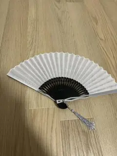 【新品】鉄扇 実用品白黒の光沢扇子 タッセル付き