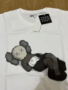 未使用品 カウズ KAWS XXL Tシャツ UNIQLO ユニクロ UTのサムネイル