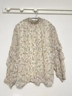 花柄フリル付き長袖ブラウス