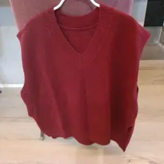 バーガンディ Vネック ニットベスト