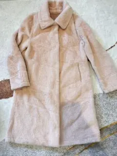 淡いピンクのファーコート