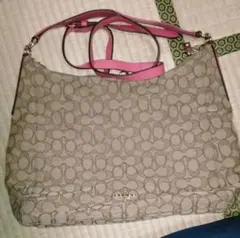 ベージュ ロゴ入り ショルダーバッグ