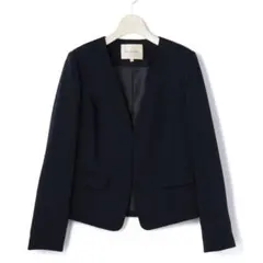 【34サイズ】デビュードフィオレ　Vネックノーカラージャケット　ネイビー