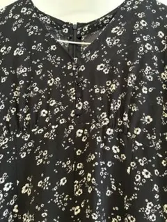 黒地に白い花柄 長袖ワンピース