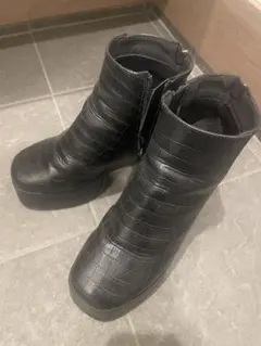 Vivian 黒い合成皮革ブーツ